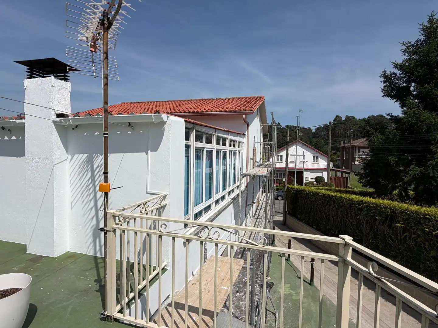 Vista exterior de Casa adosada en venda en Boiro amb Calefacció, Jardí privat i Terrassa