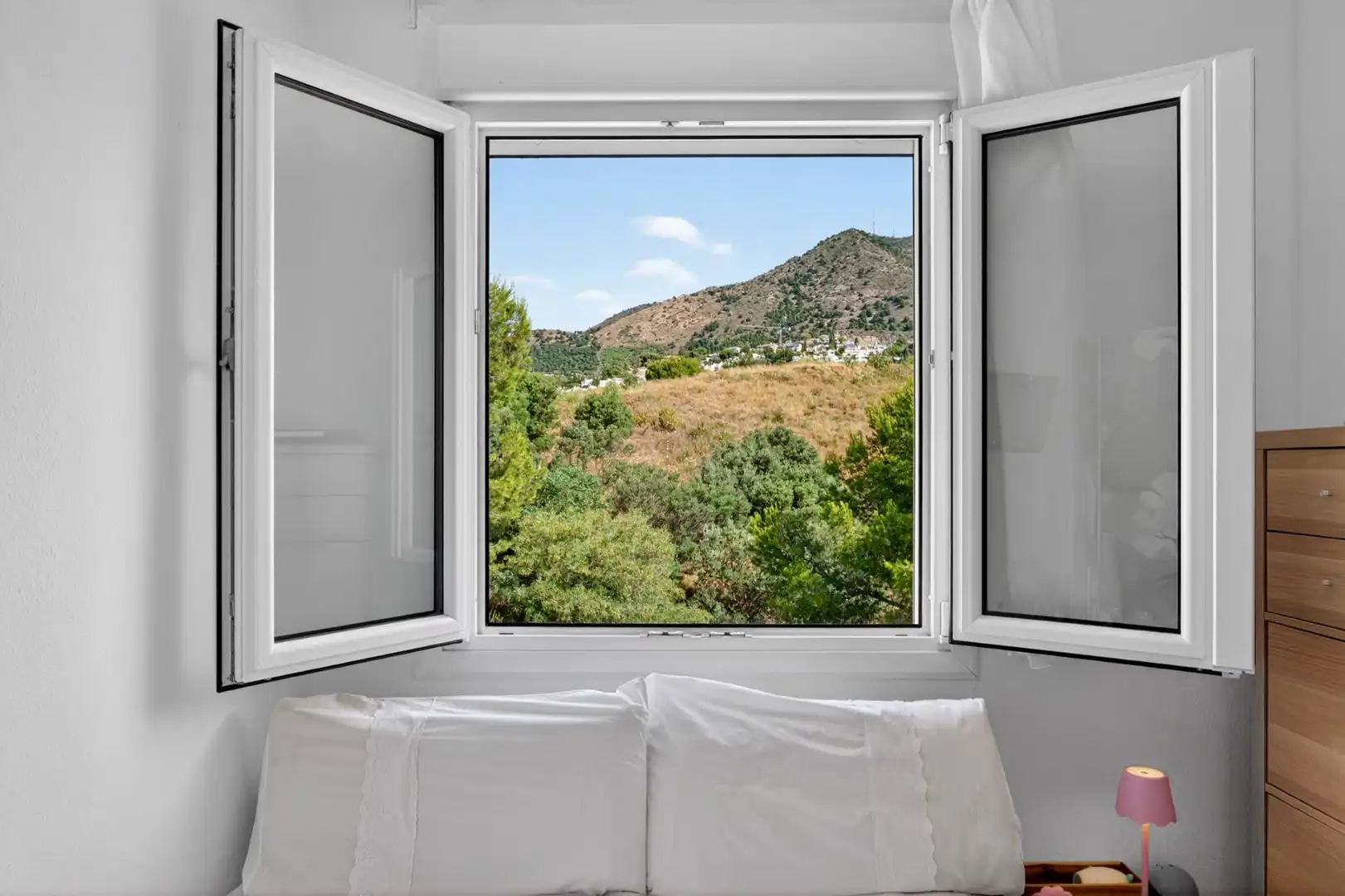 Schlafzimmer von Wohnung zum Verkauf in Benalmádena mit Klimaanlage, Privatgarten und Abstellraum