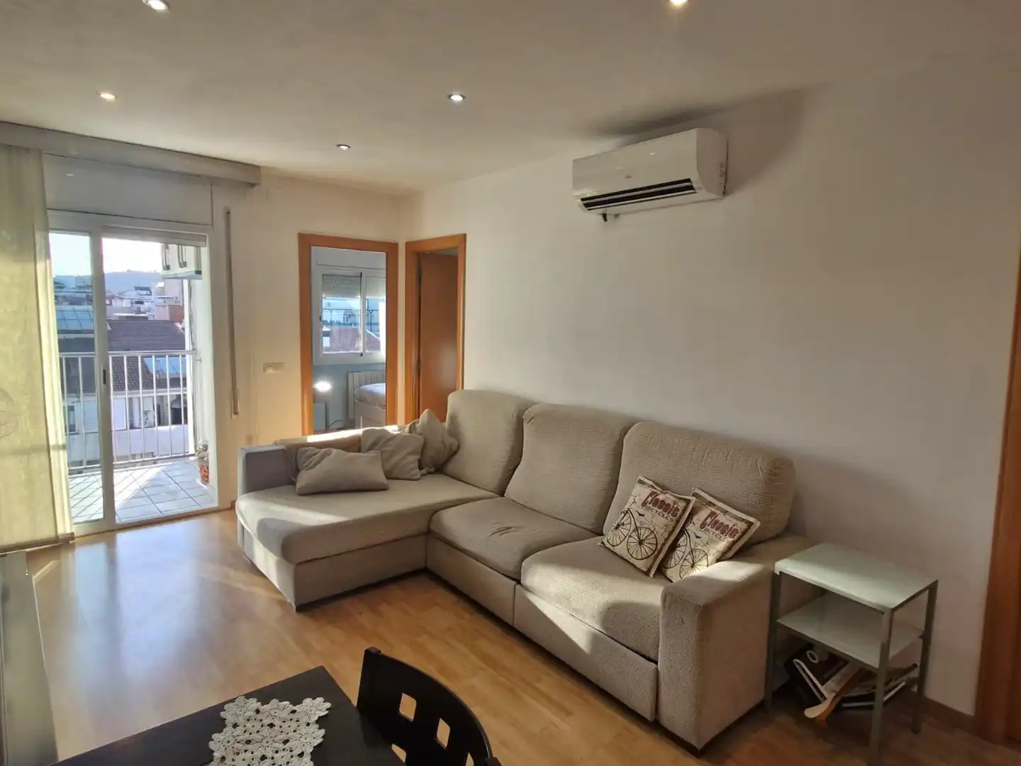 Sala de estar de Piso en venta en Sant Boi de Llobregat con Aire acondicionado, Calefacción y Parquet