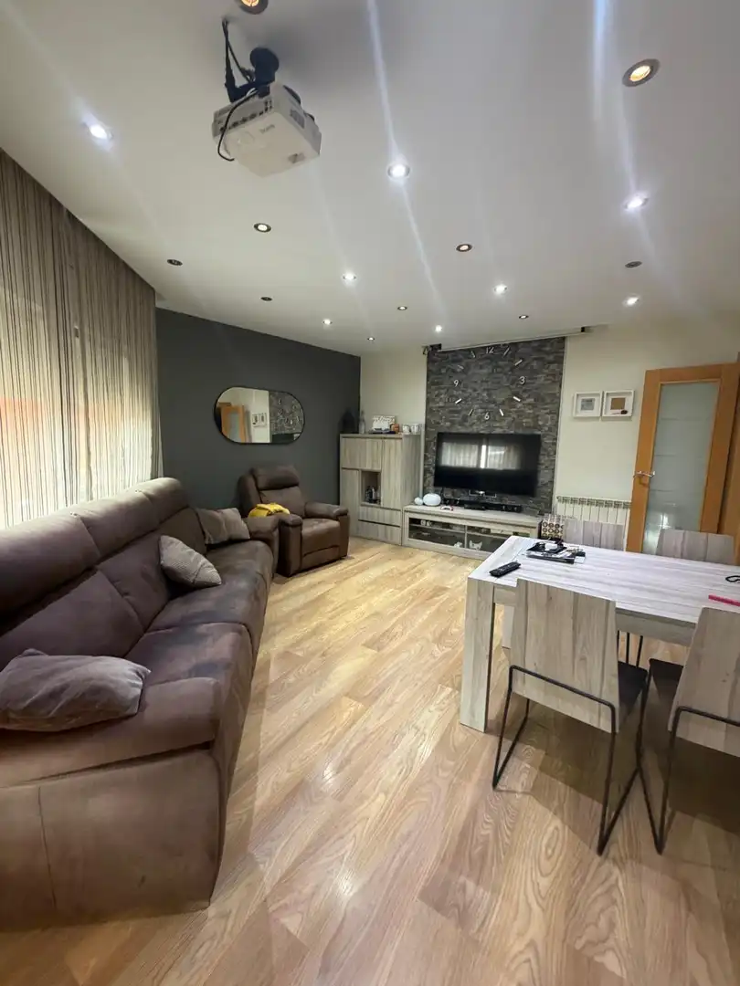 Sala de estar de Piso en venta en Cornellà de Llobregat con Aire acondicionado, Calefacción y Terraza