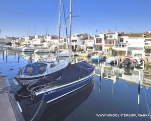 Vista exterior de Casa o xalet en venda en Empuriabrava amb Aire condicionat i Terrassa