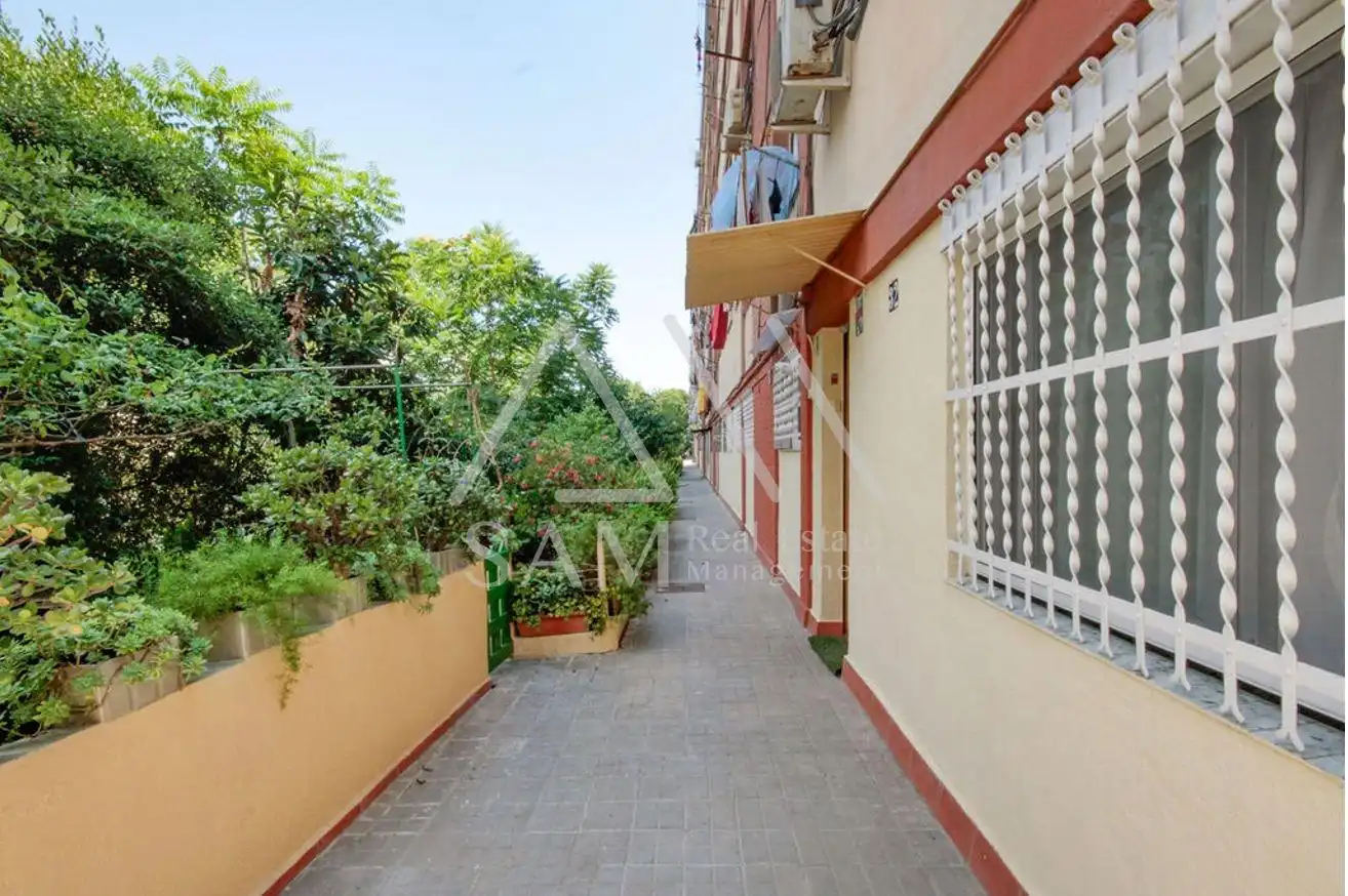 Planta baja en venta en Ciutat Meridiana