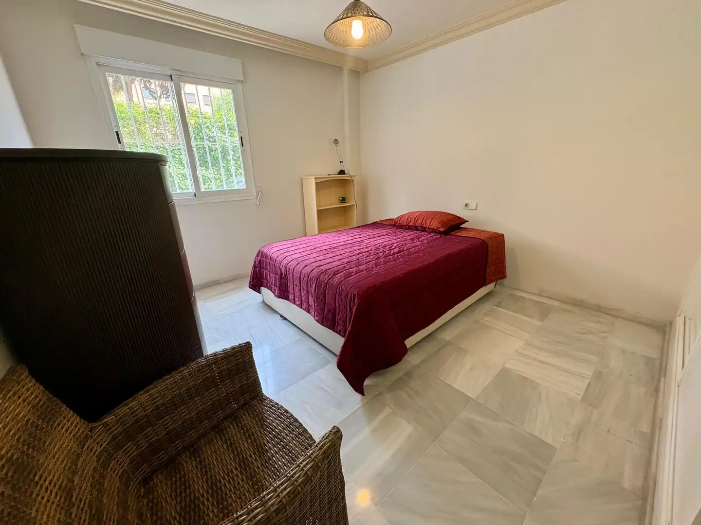 Habitación de Apartamento de alquiler en Marbella con Aire acondicionado, Calefacción y Jardín privado