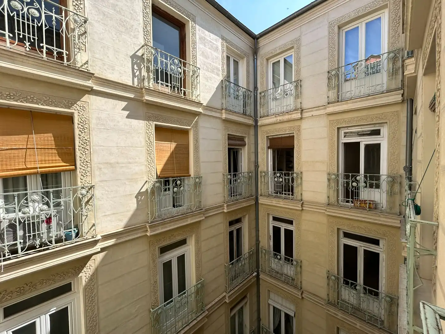 Vista exterior de Piso en venta en Madrid con Calefacción, Parquet y Trastero
