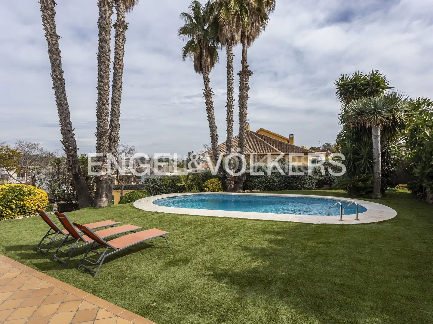 Piscina de Casa o xalet en venda en Vilanova i la Geltrú amb Calefacció, Jardí privat i Terrassa