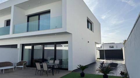 Foto 2 de Casa adosada en venta en Entrenúcleos, Dos Hermanas