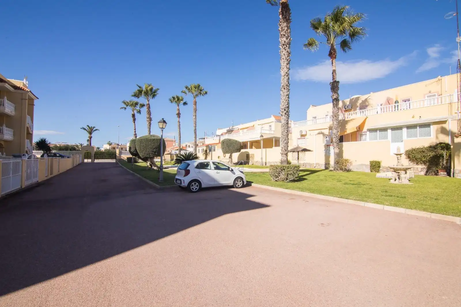 Außenansicht von Wohnung zur Miete in Orihuela mit Klimaanlage, Heizung und Terrasse
