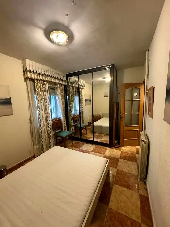 Bedroom of Flat for share in Madrid  with Furnished