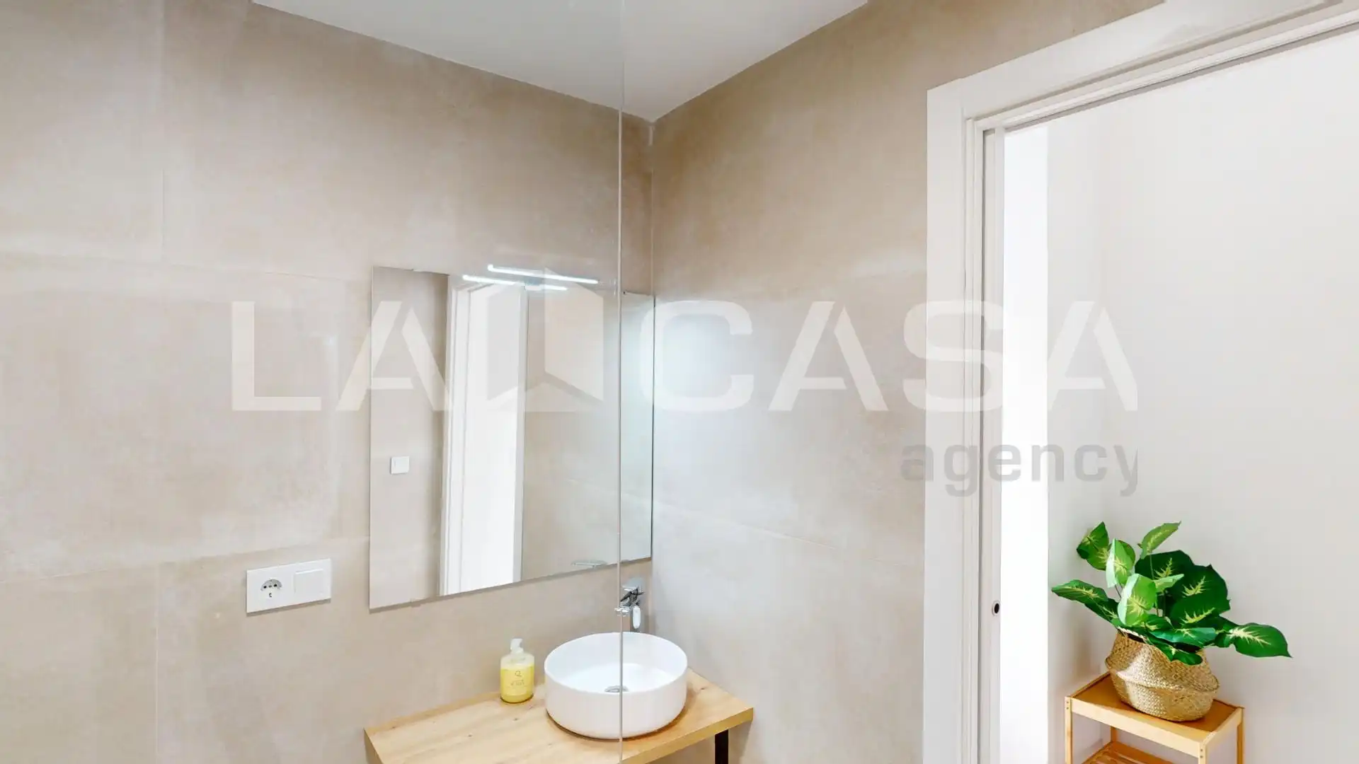 Badezimmer von Erdgeschoss zum Verkauf in Valencia mit Klimaanlage, Heizung und Möbliert
