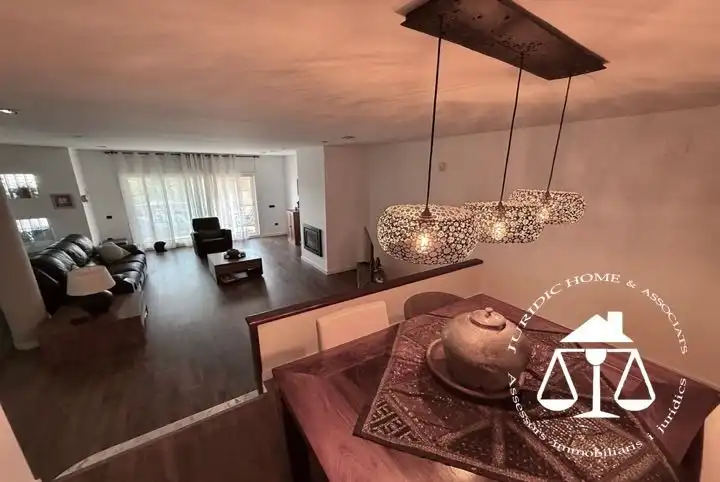 Sala d'estar de Casa o xalet en venda en Sant Boi de Llobregat amb Aire condicionat, Calefacció i Jardí privat