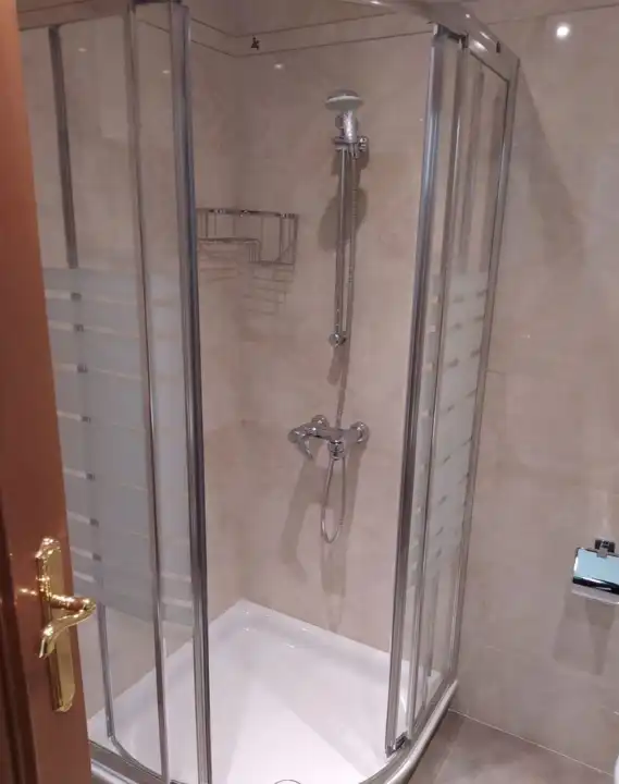 Baño de Piso para compartir en Granada con Aire acondicionado, Amueblado y Horno