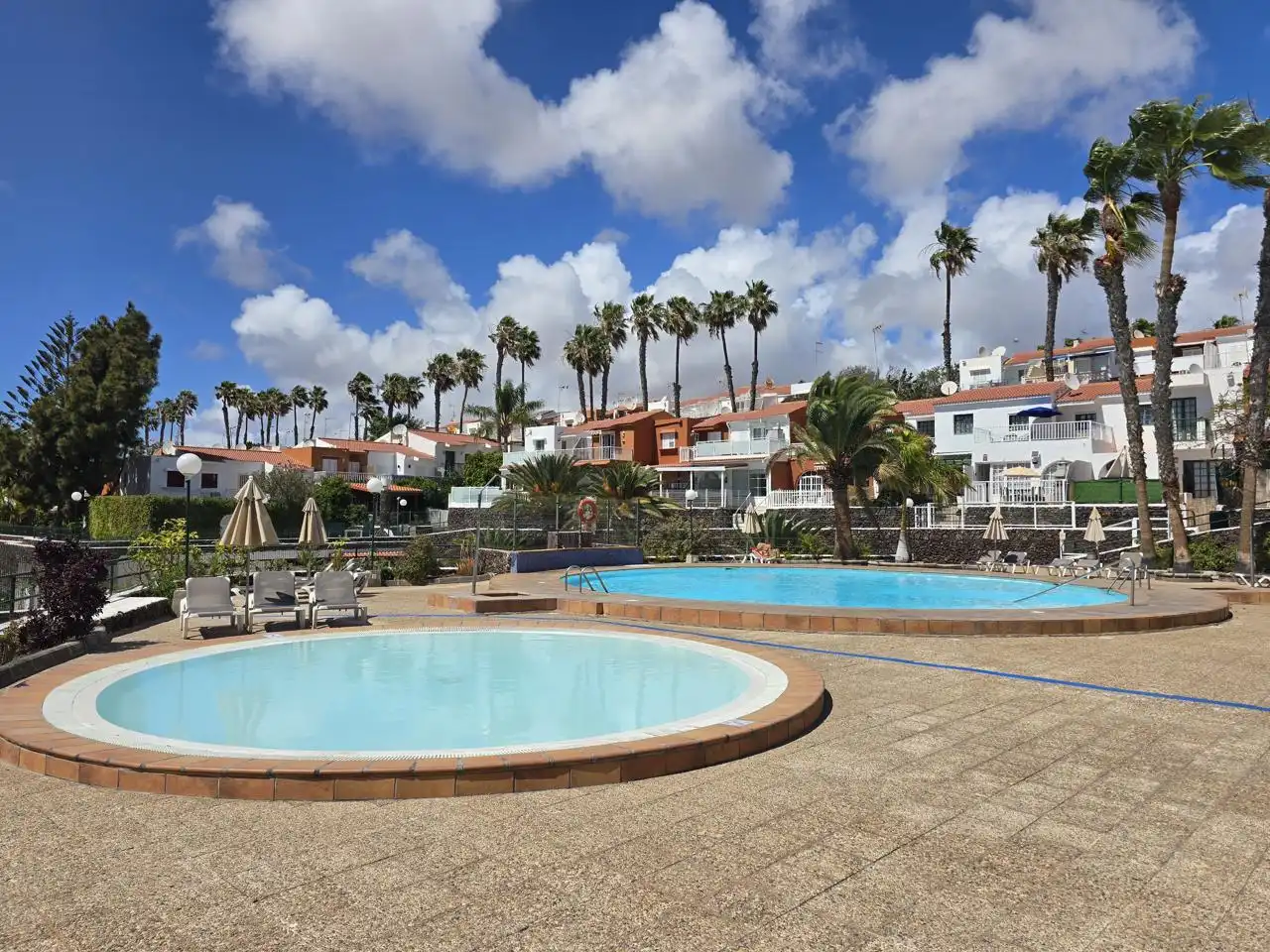 Vista exterior de Dúplex de alquiler en San Bartolomé de Tirajana con Terraza, Amueblado y Piscina comunitaria