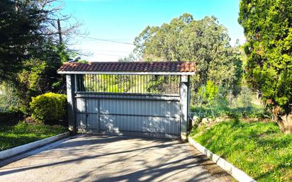Vista exterior de Casa o xalet en venda en Villaescusa (Cantabria) amb Calefacció, Jardí privat i Terrassa