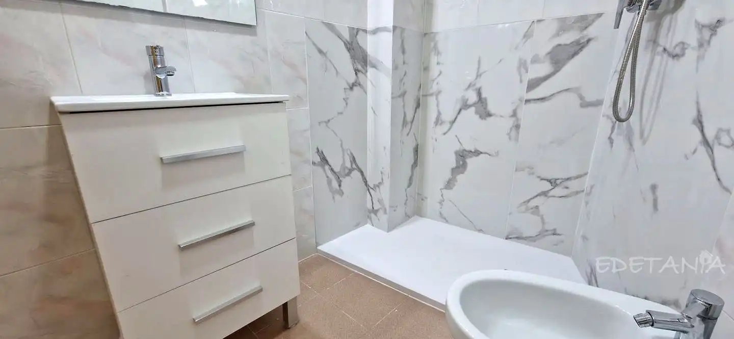 Bathroom of Flat for share in Moncada, Valencia