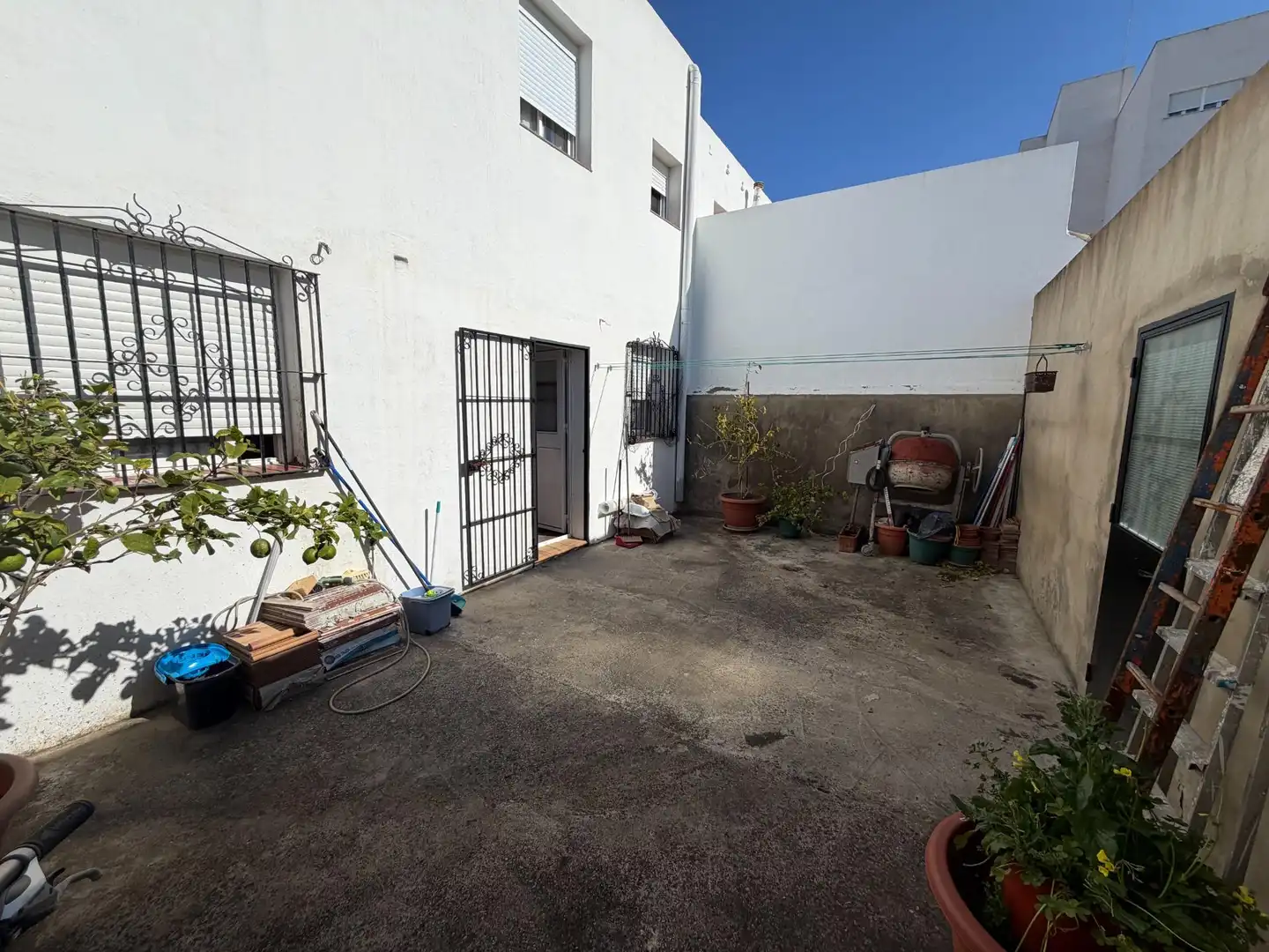 Exterior view of Detached homes for sale in San Fernando  with Air Conditioner and Balcony
