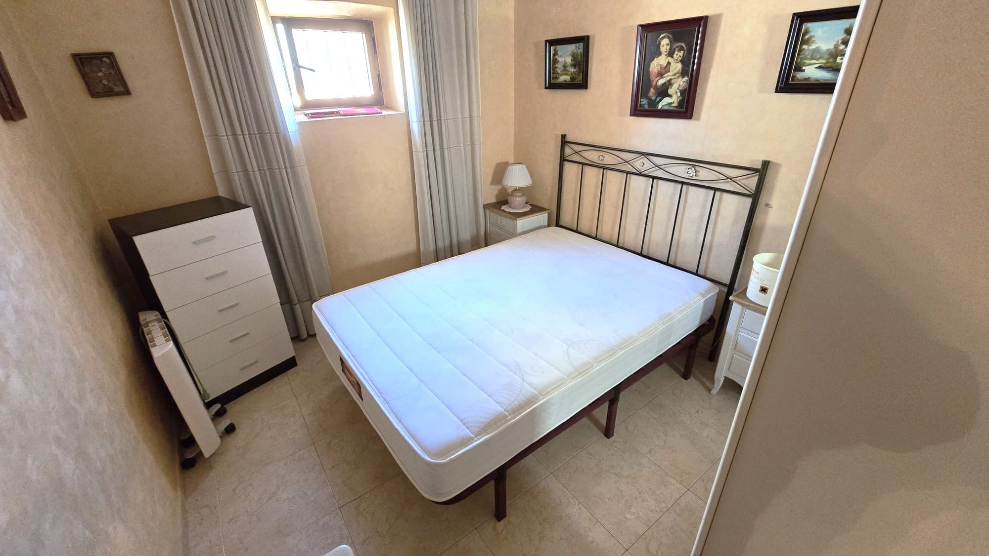 Dormitori de Apartament de lloguer en Cáceres Capital amb Aire condicionat i Moblat