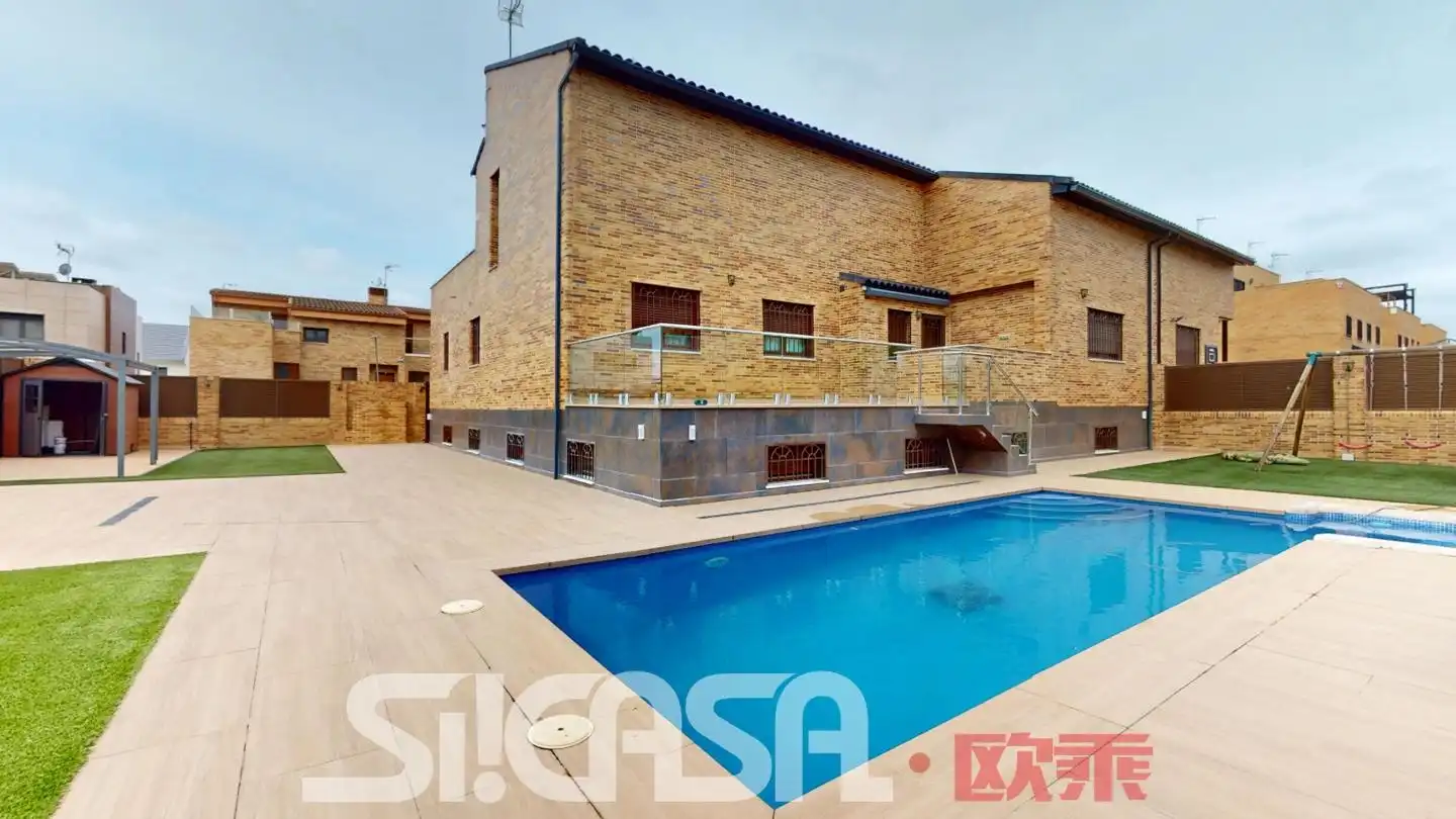 Semi-detached house with pool for sale in Parla Este, imagen 2