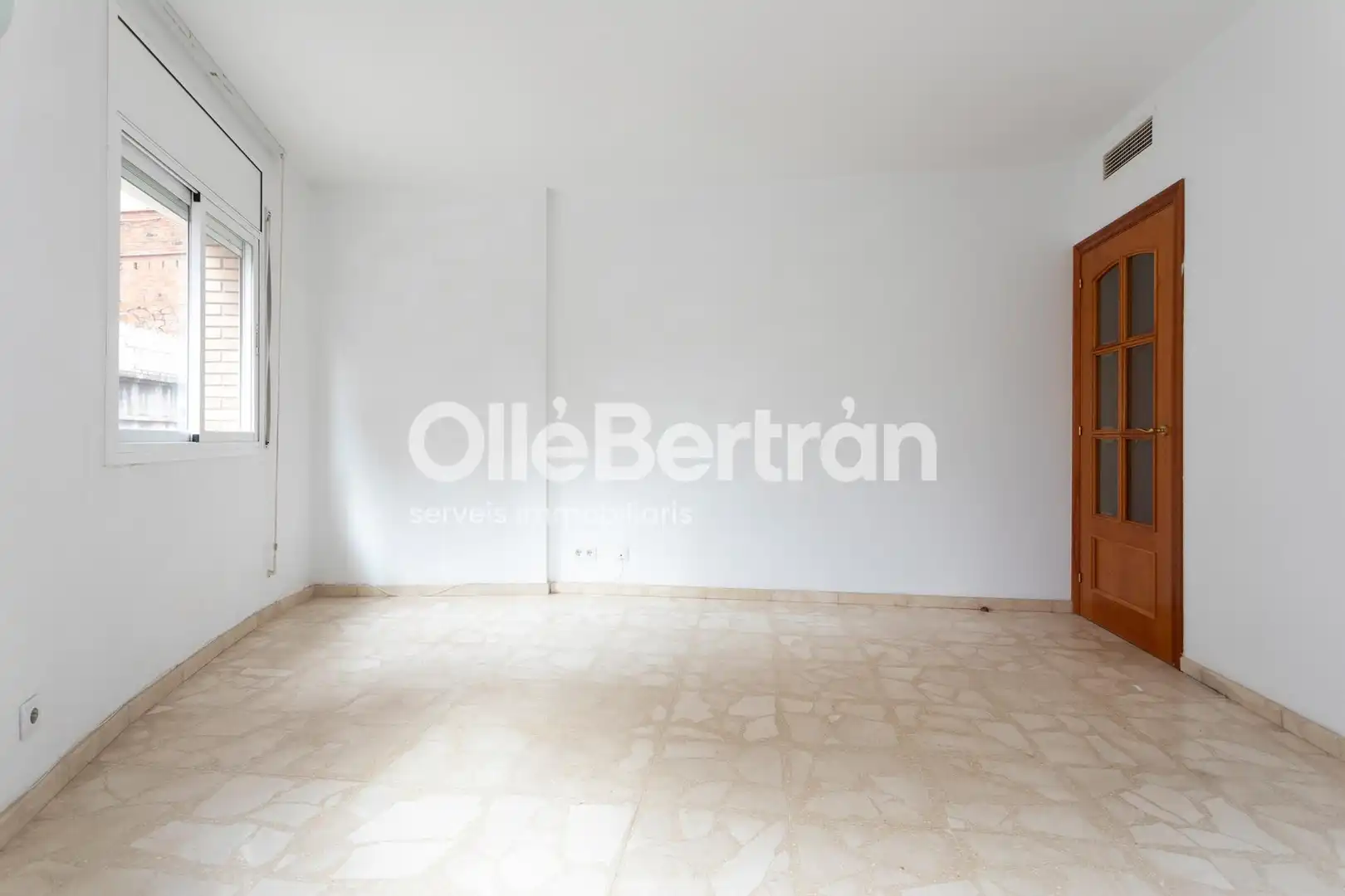 Habitación de Piso en venta en Barcelona con Calefacción, Horno y TV