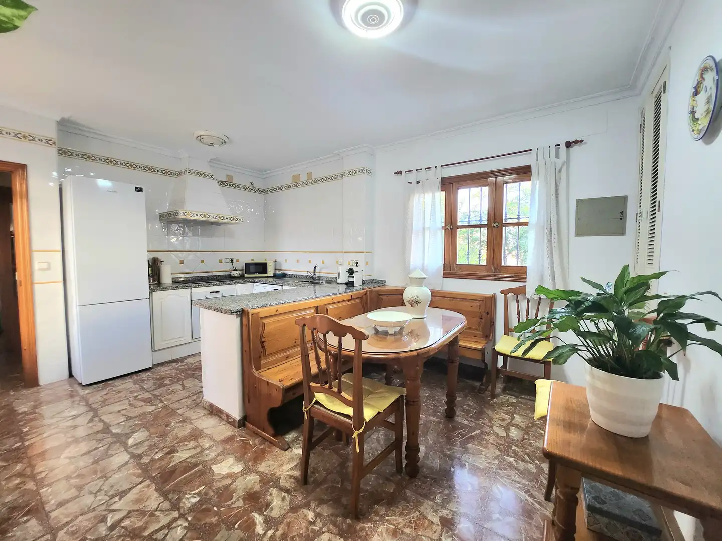 Cocina de Casa o chalet en venta en Alcalá de Guadaira con Aire acondicionado, Calefacción y Jardín privado