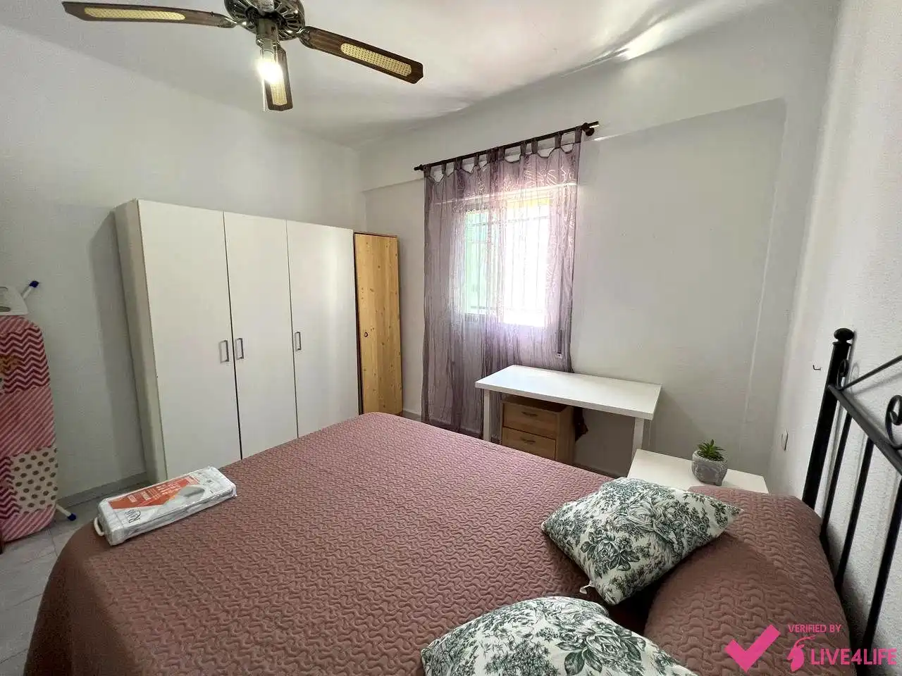 Bedroom of Flat for share in Sevilla  with Air Conditioner, Heating and Furnished