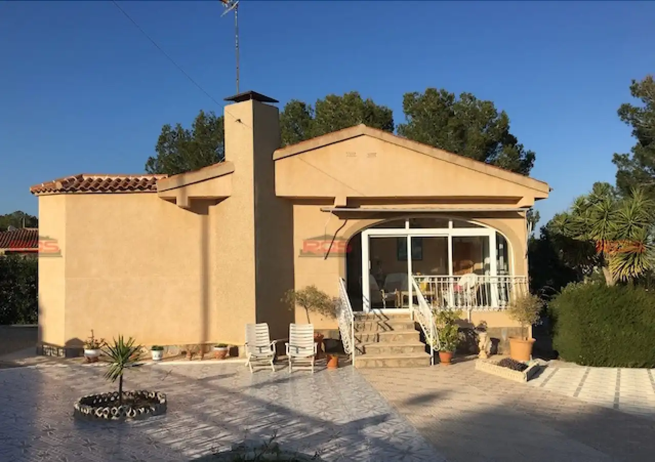 Chalet con jardín en venta en Calle Mimosa 23