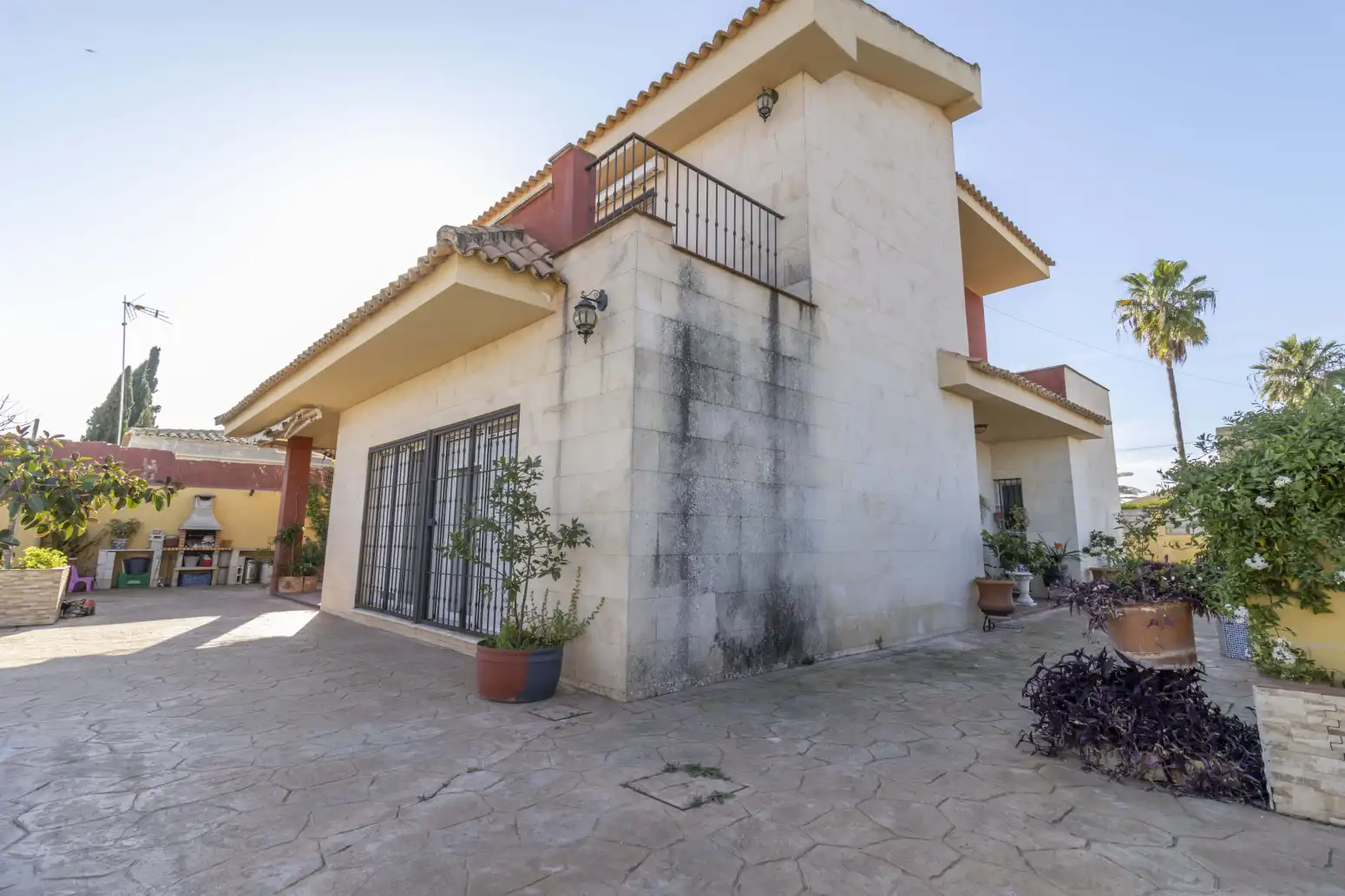 Vista exterior de Casa o xalet en venda en Alcalá de Guadaira amb Aire condicionat, Terrassa i Piscina