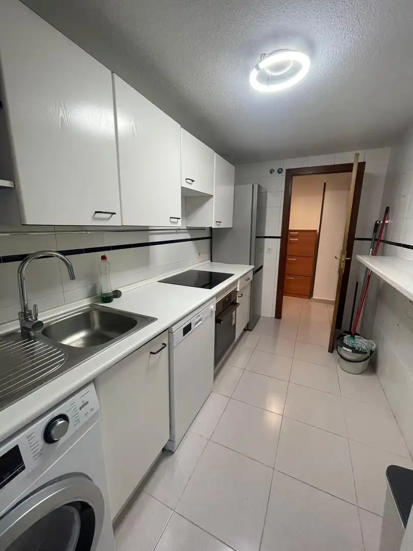 Cuina de Pis de lloguer en Móstoles amb Aire condicionat, Calefacció i Moblat