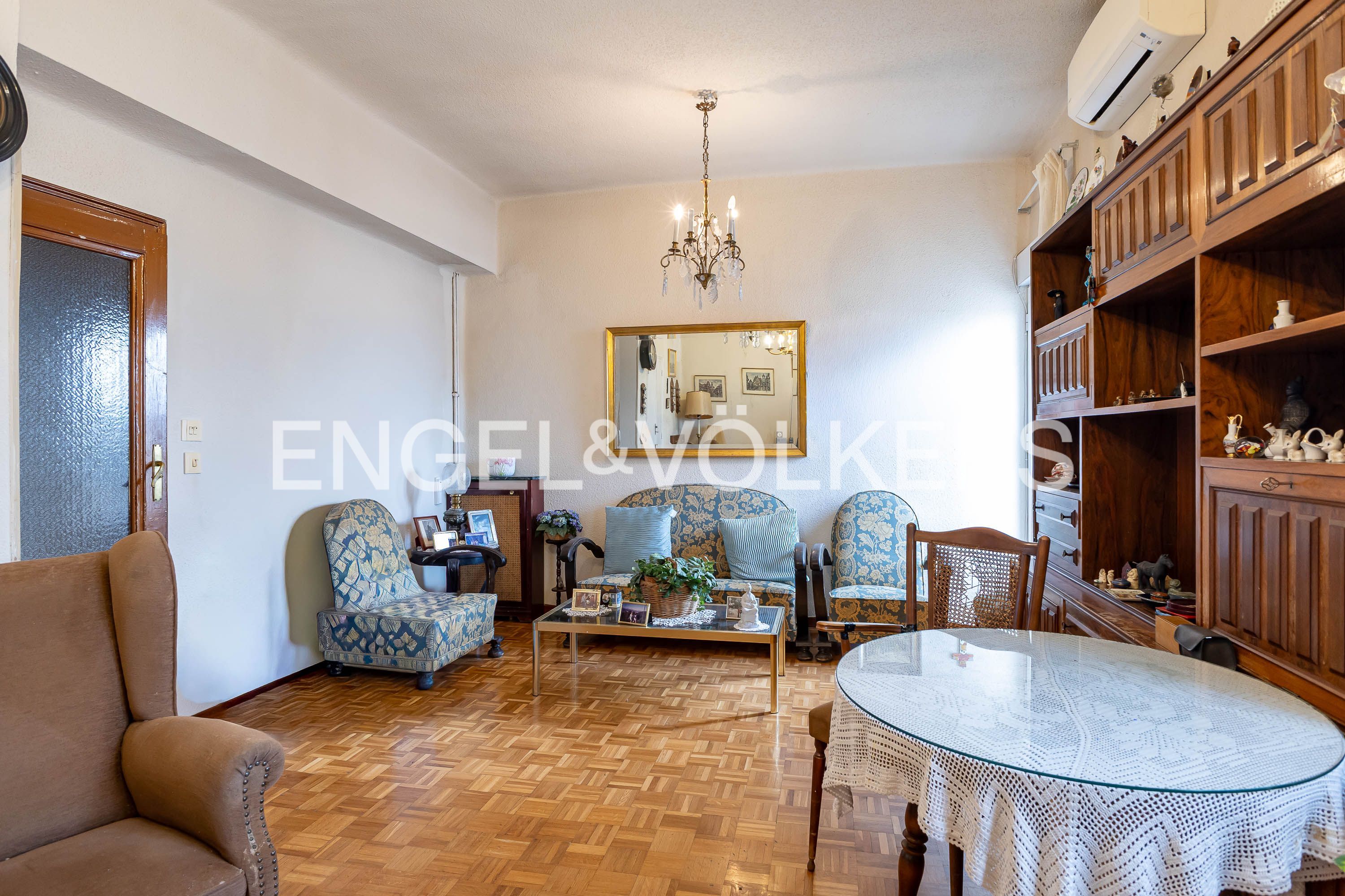 Sala d'estar de Apartament en venda en  Madrid Capital amb Calefacció, Terrassa i Balcó