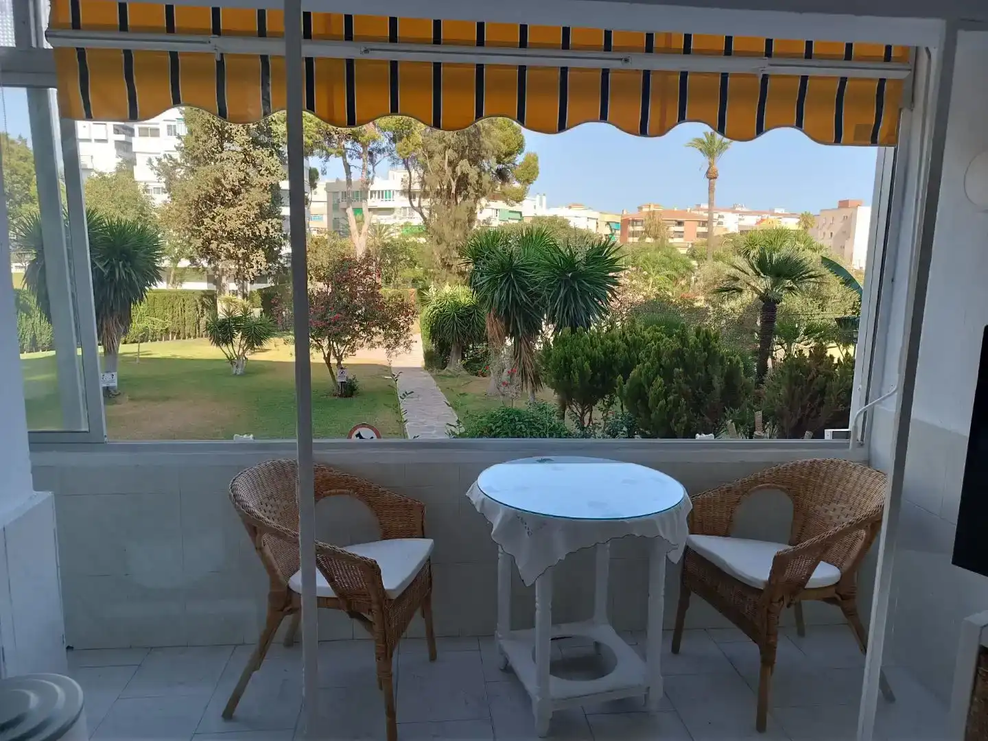 Terrasse von Wohnungen zur Miete in Benalmádena mit Schwimmbad und Balkon