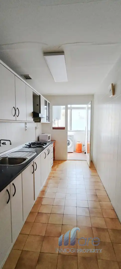 Küche von Wohnung zum Verkauf in Granada mit Klimaanlage, Privatgarten und Terrasse