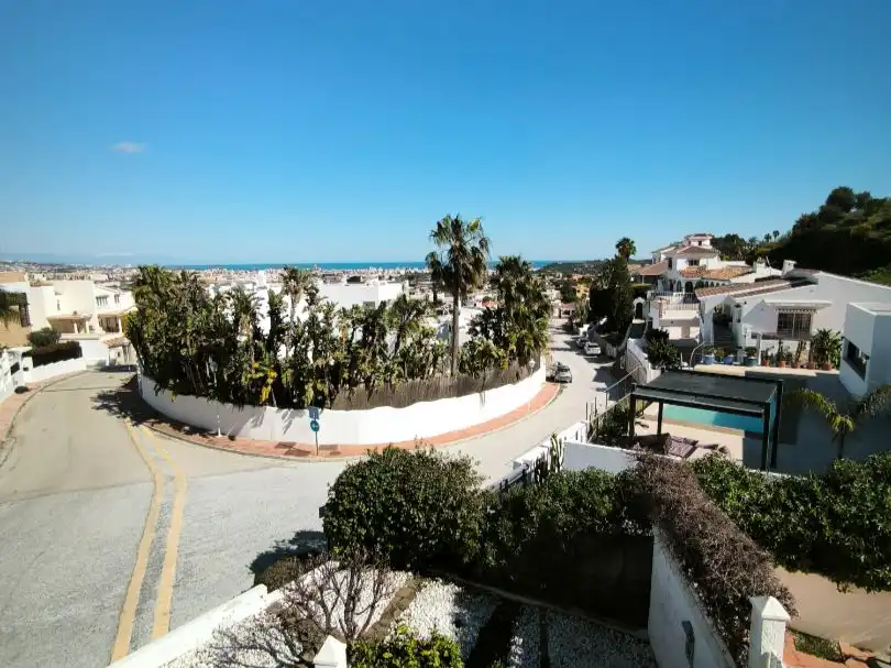 Vista exterior de Casa o xalet en venda en Mijas amb Aire condicionat, Terrassa i Piscina