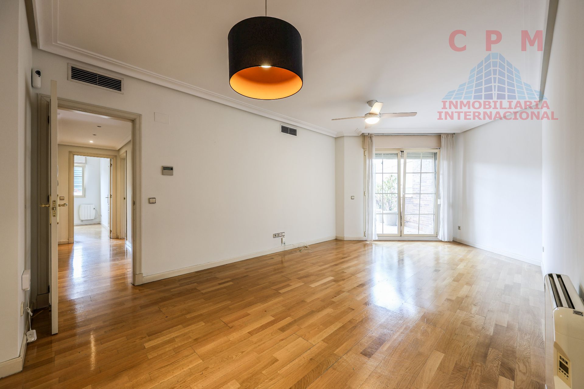 Living room of Flat to rent in  Madrid Capital  with Air Conditioner, Heating and Parquet flooring