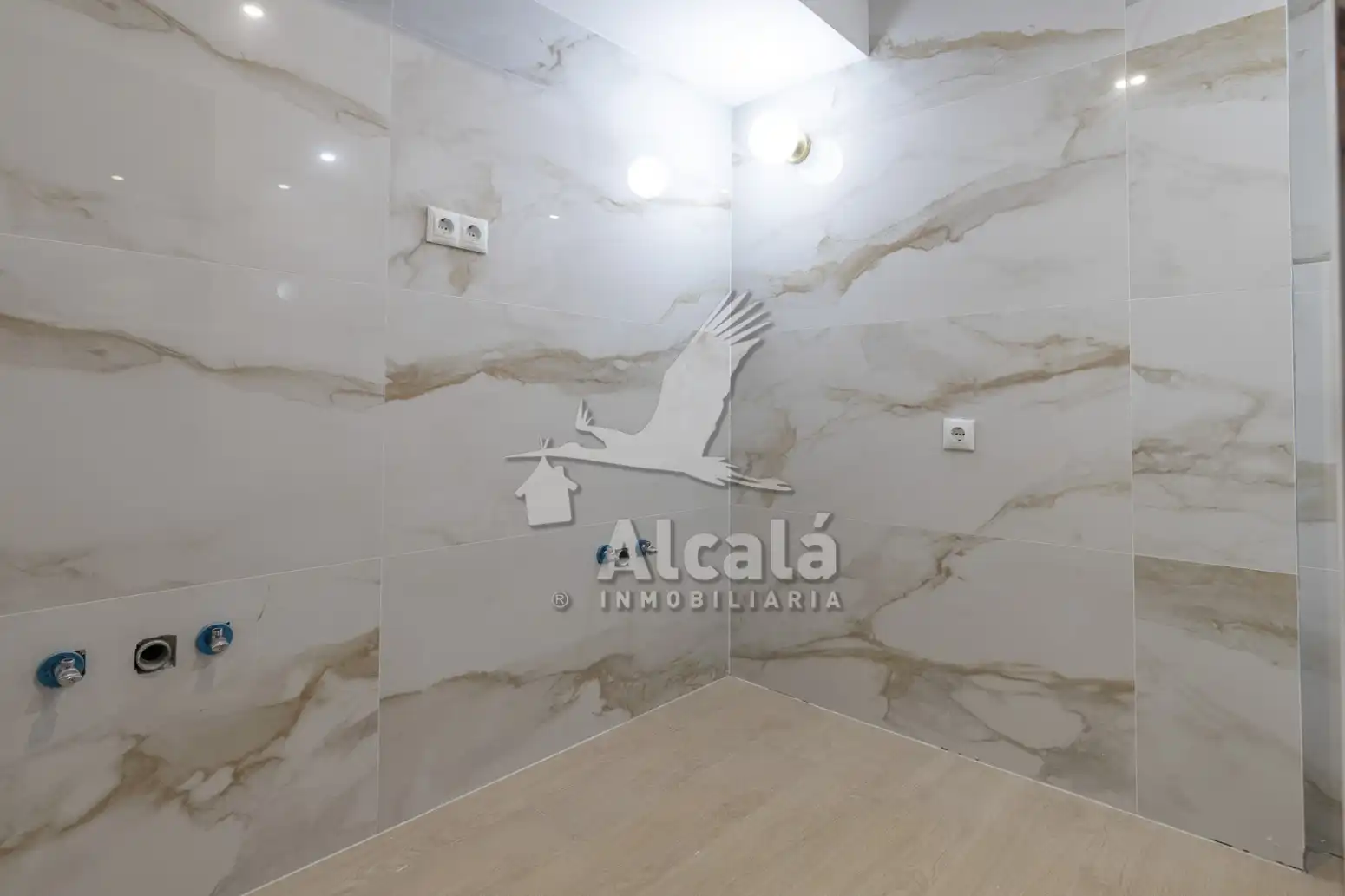 Baño de Local en venta en Alcalá de Henares con Aire acondicionado
