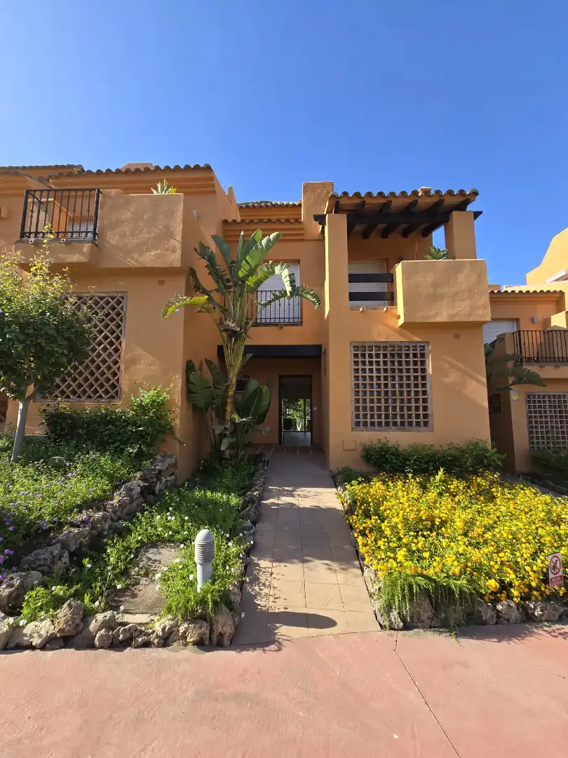 Vista exterior de Casa adosada en venta en Benahavís con Aire acondicionado, Jardín privado y Terraza