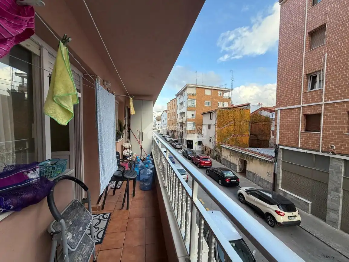 Vista exterior de Piso en venta en Castro-Urdiales con Amueblado y Balcón