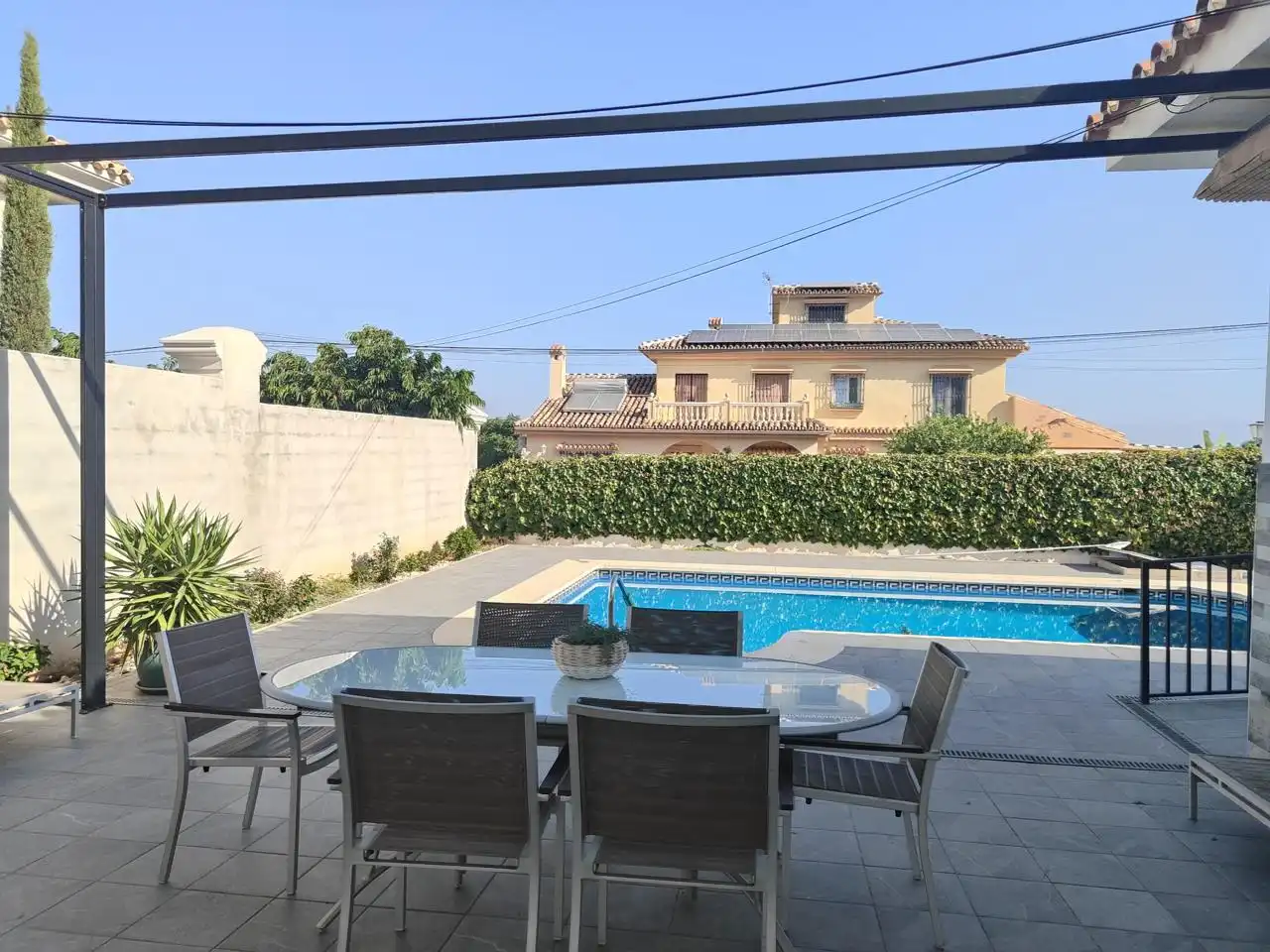 Vista exterior de Casa o xalet de lloguer en Alhaurín de la Torre amb Aire condicionat, Jardí privat i Piscina
