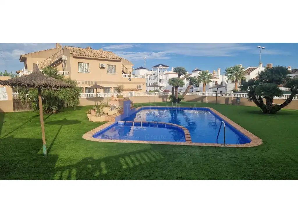 Casa pareada con piscina en venta en Urbanizacion Pau 8