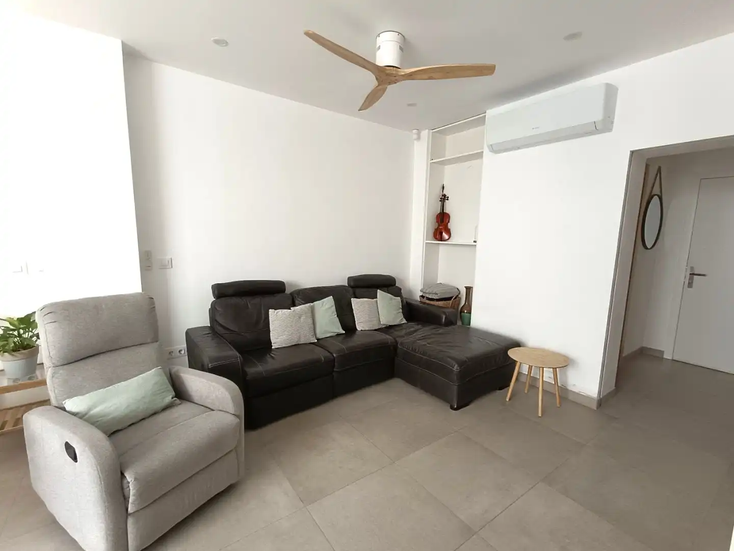 Sala d'estar de Casa o xalet en venda en Fuentes de Andalucía amb Aire condicionat, Terrassa i Balcó