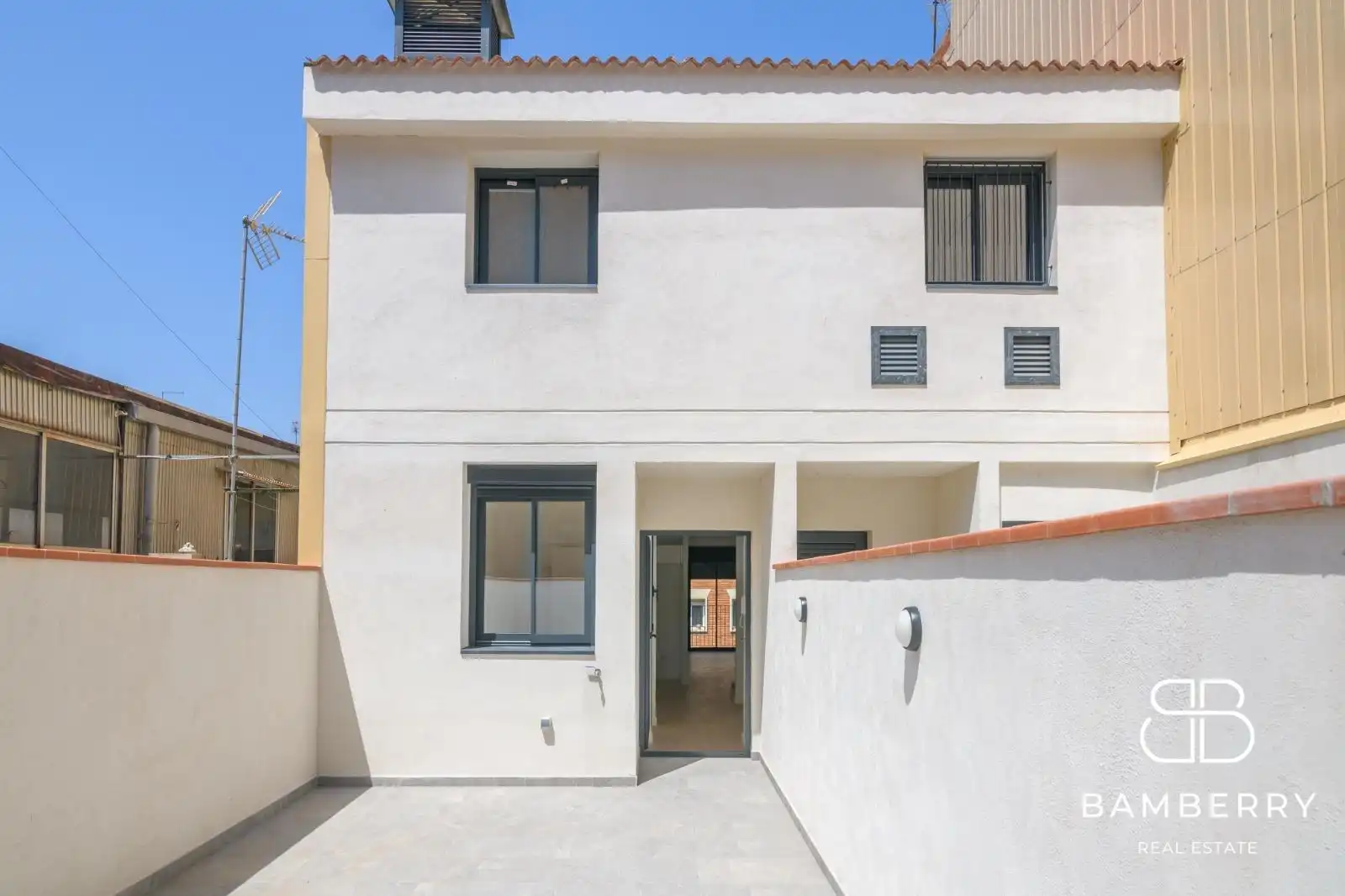 Vista exterior de Àtic en venda en Sant Boi de Llobregat amb Parquet