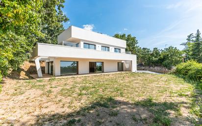 Vista exterior de Casa o xalet en venda en Miraflores de la Sierra amb Calefacció, Jardí privat i Terrassa