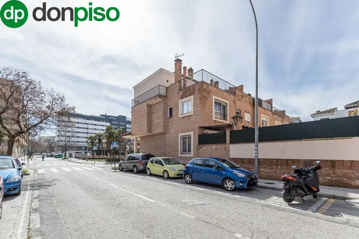Vista exterior de Casa adosada en venta en Granada con Calefacción, Jardín privado y Terraza
