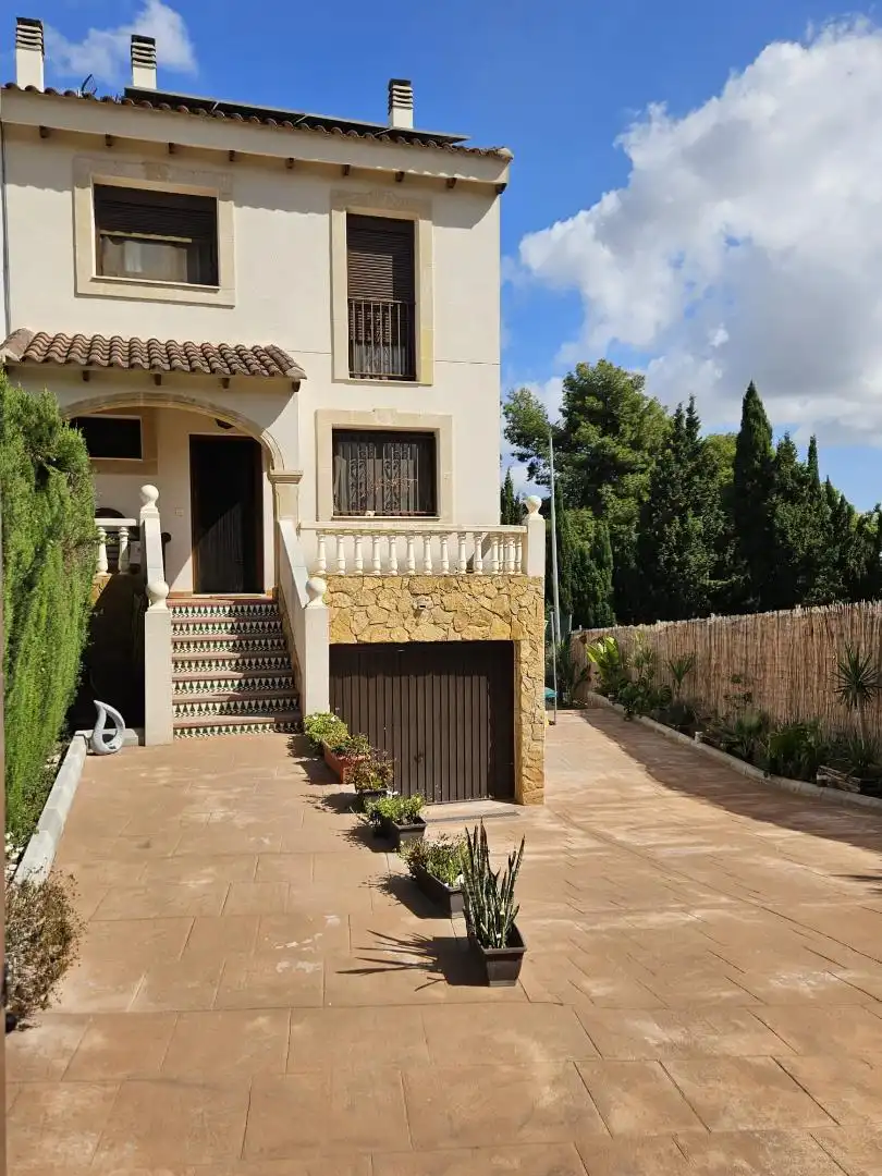 Vista exterior de Casa adosada en venta en Torrent con Terraza