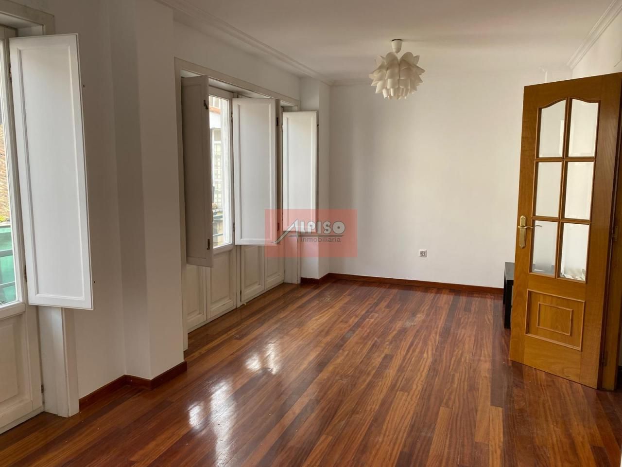 Sala d'estar de Dúplex en venda en Ourense Capital  amb Calefacció, Parquet i Traster