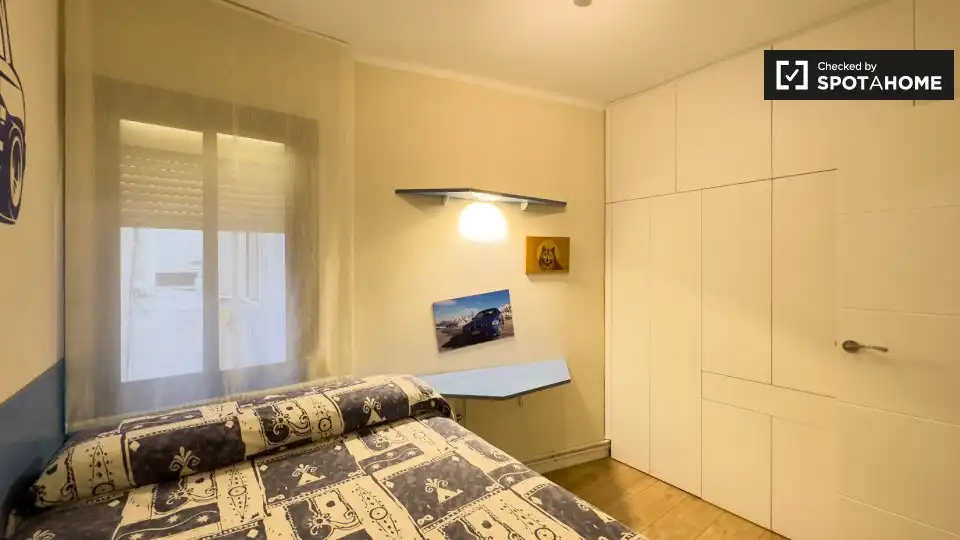 Bedroom of Flat for share in Nou Barris