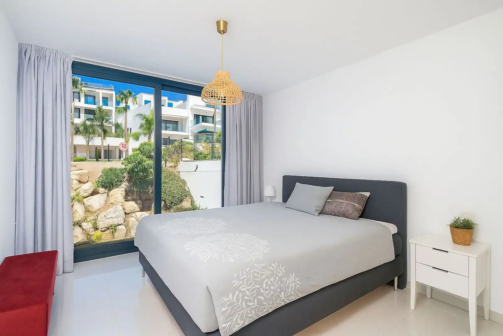 Dormitori de Apartament en venda en Estepona amb Aire condicionat, Traster i Piscina