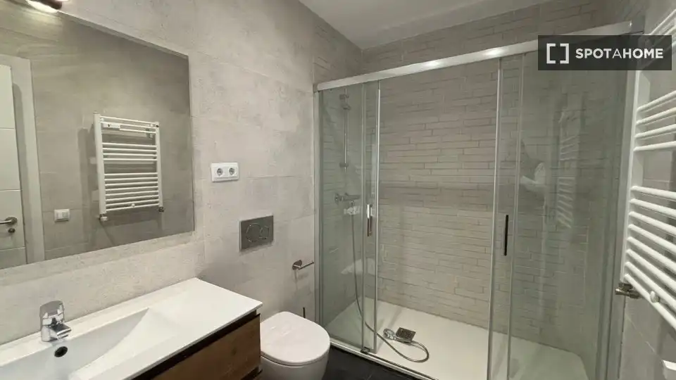 Baño de Piso para compartir en Madrid con Aire acondicionado, Calefacción y Amueblado