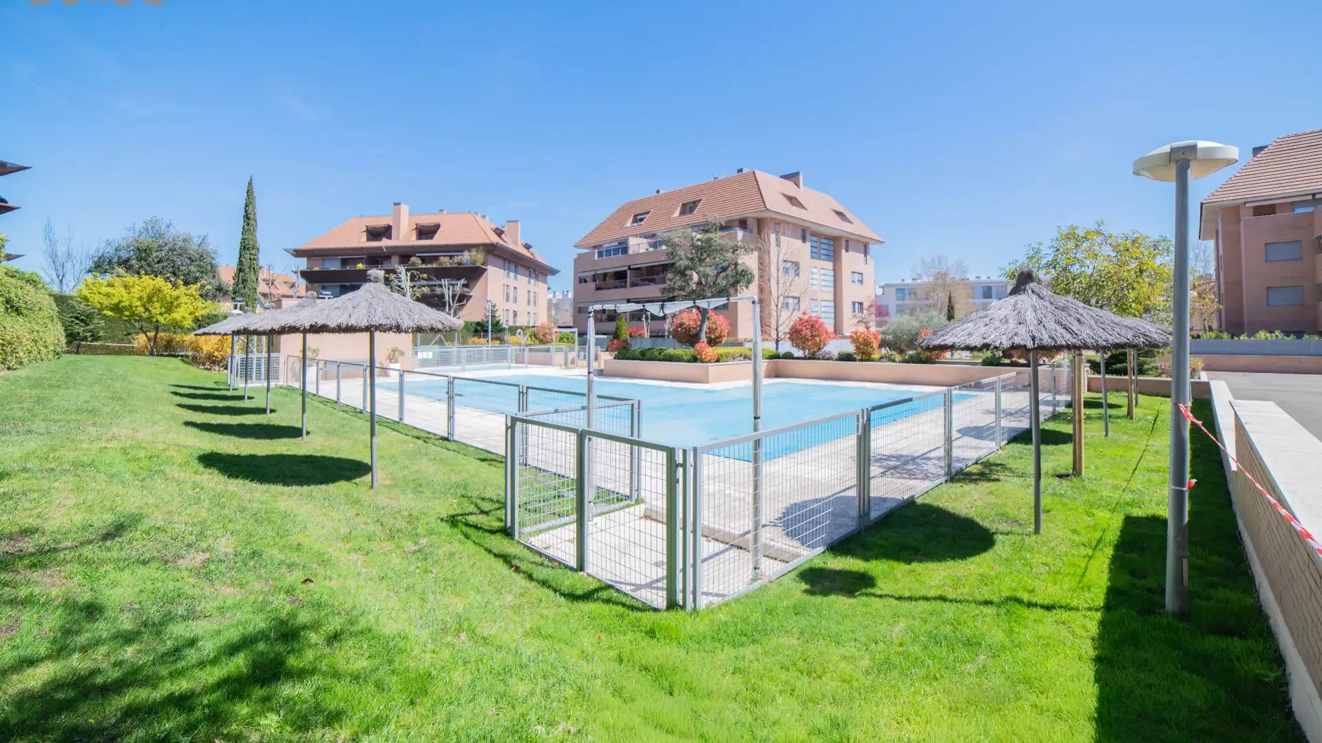 Piscina de Piso en venta en Boadilla del Monte con Aire acondicionado, Jardín privado y Terraza