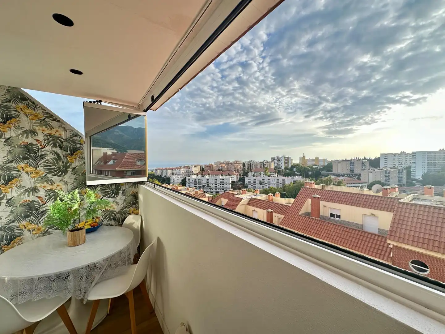 Vista exterior de Àtic en venda en Marbella amb Aire condicionat, Jardí privat i Terrassa