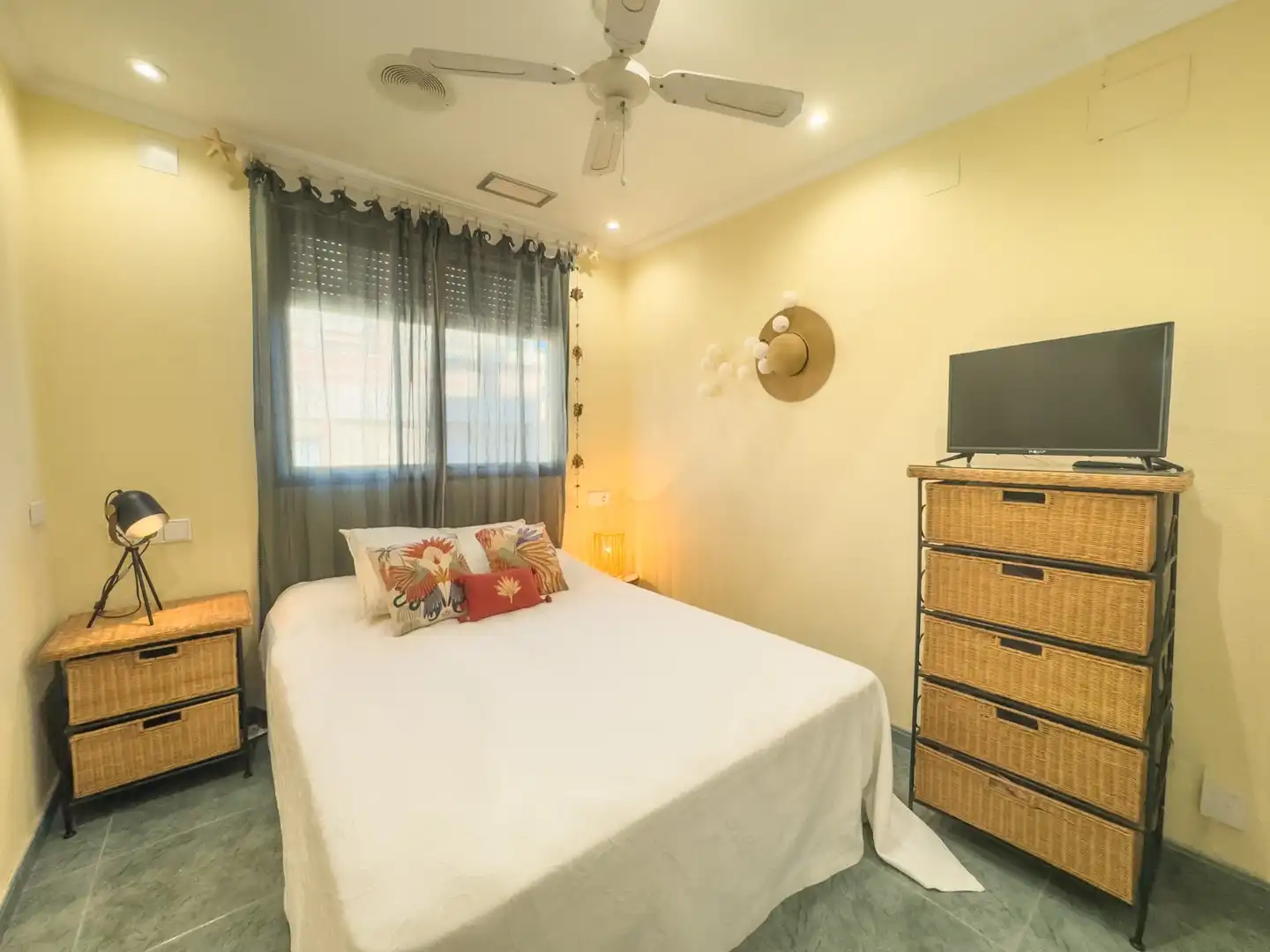 Dormitori de Apartament de lloguer en Santa Pola amb Terrassa, Moblat i Forn