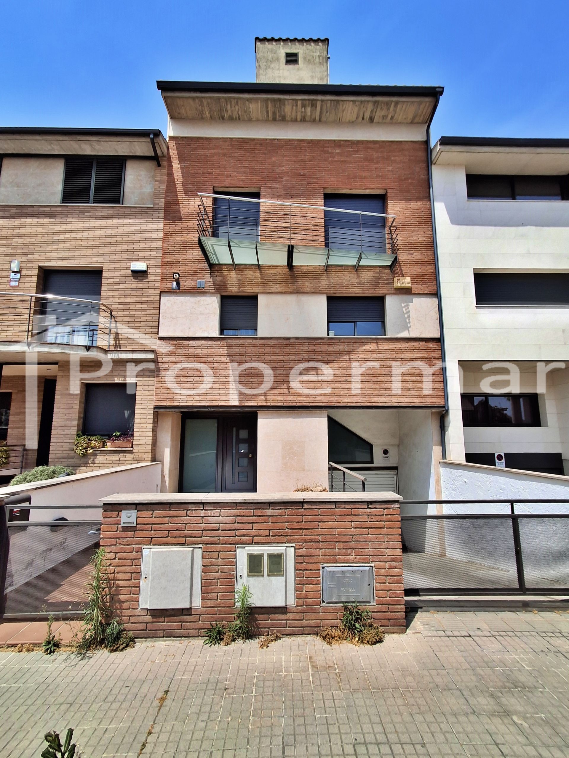 Vista exterior de Casa adosada en venda en Granollers amb Aire condicionat, Calefacció i Jardí privat